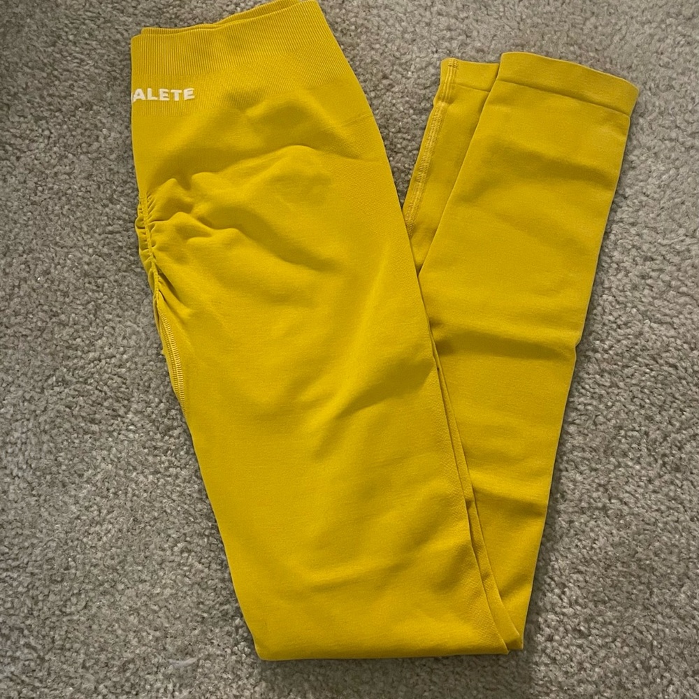 SOLD Alphalete Amplify Leggings
